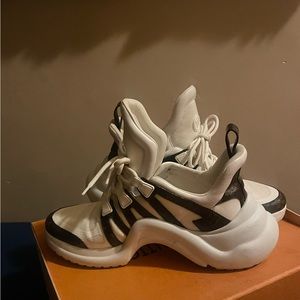 LOUIS VUITTON RUNNERS SNEAKERS